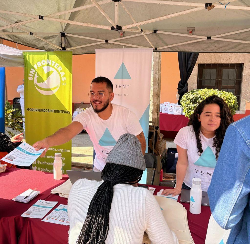 Equipo de Tent México en una feria de empleo